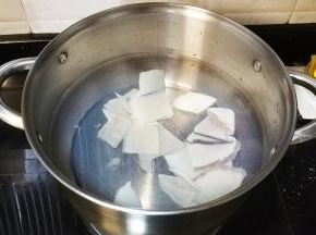 煲里放足量水，放入响螺片