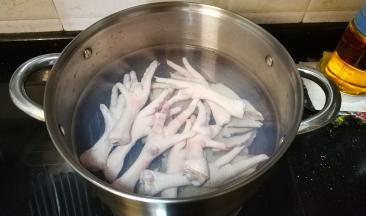 放入鸡脚