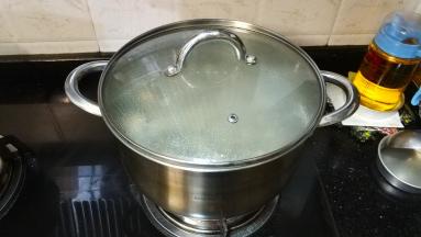 转中小火盖上盖子煲1.5小时