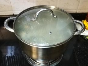 转中小火盖上盖子煲1.5小时