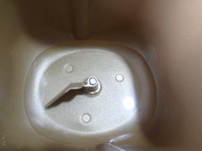 将水称量好倒入面包机桶内