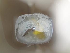 加入酵母和全蛋液