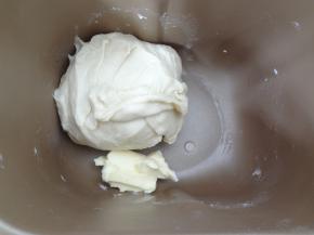 加入软化好的黄油再次启动揉面程序