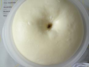 手指沾粉戳孔洞口不回缩不回弹就可以