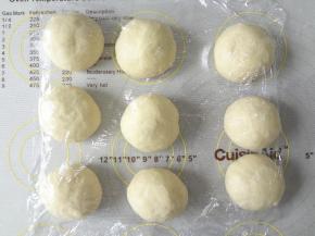 取出面团排气称重分成9等份盖上保鲜膜松弛20分钟