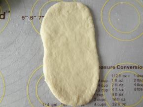 松弛好的面团擀成牛舌状