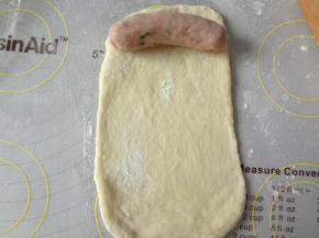 翻面放入脆皮肠自上而下的卷起来