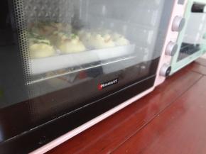 放入预热好的烤箱180度25分钟，中途上色加盖锡纸