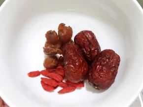 红枣，桂圆干，枸杞洗净