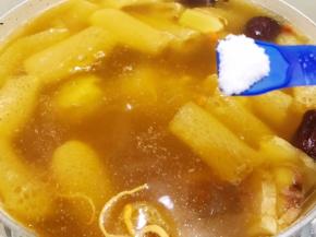 加入少许盐调味
盐不要多有个底味就行，本身这锅汤已经够鲜了