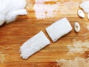 泡发好的竹荪切去头尾