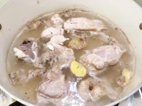 中大火煮沸后再煮一分钟
捞出筒骨冲洗干净