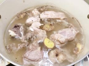 中大火煮沸后再煮一分钟
捞出筒骨冲洗干净
