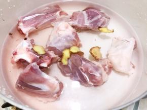 锅里加入筒骨，姜片，花椒粒和淹过骨头的清水