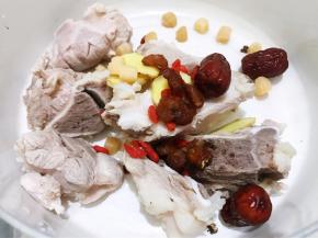 锅里重新放入冲洗干净的筒骨，加入红枣，枸杞，桂圆干，瑶柱，姜片，花椒粒