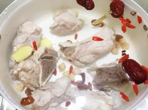 一次性加入足量的清水，大火滚开后转小火煲30分钟