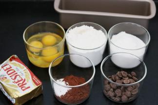 1.黄油室温软化到用手指轻轻戳会有指印后用打蛋器搅拌成霜状