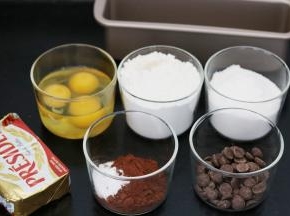 1.黄油室温软化到用手指轻轻戳会有指印后用打蛋器搅拌成霜状