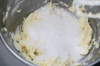 2.加入糖/糖粉搅拌均匀