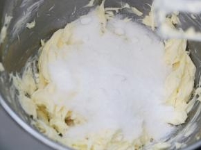 2.加入糖/糖粉搅拌均匀