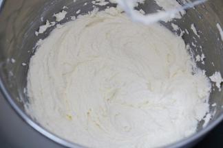 3.用电动打蛋器打发至黄油变白