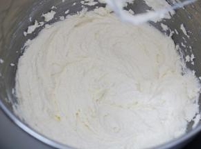 3.用电动打蛋器打发至黄油变白