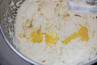 4.分多次加入蛋液 必须分多次 否则容易水油分离