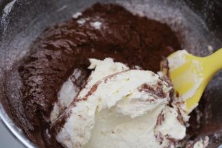 5.筛入可可粉 低筋面粉 泡打粉翻拌均匀