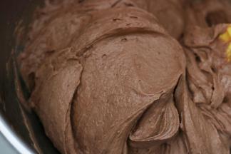 6.混合至粉类完全消失 且面糊出现有光泽为止（如图）