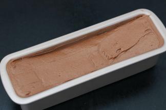 8.放入模具中 面糊呈两边高中间低（因为是不沾模具所以没有放油纸）