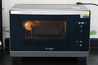 9.放入长帝蒸汽烤箱中  上下火烘烤功能175度50分钟