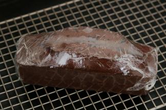 10.出炉脱模放晾网上趁热裹上保鲜膜（不要质疑不刷糖水 趁热裹保鲜膜口感才会很好）