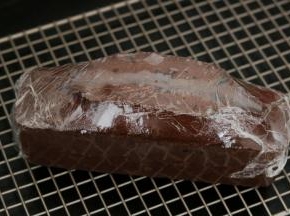 10.出炉脱模放晾网上趁热裹上保鲜膜（不要质疑不刷糖水 趁热裹保鲜膜口感才会很好）