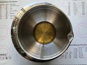 金黄糖浆、花生油、枧水放在打蛋盆里，