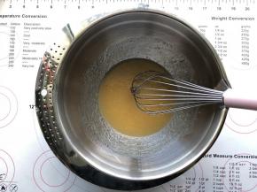 用手动打蛋器搅拌均匀