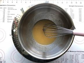 用手动打蛋器搅拌均匀