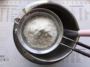 筛入广式月饼粉100克