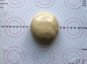 用刮刀慢慢翻拌均匀，直到看不见干粉即可，这个过程不能着急，做好的面团

，用保鲜膜包起来，松弛2个小时左右