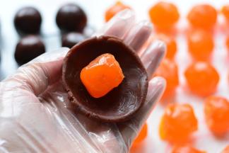 下面我们来做月饼馅，

咸蛋黄提前一天放食用油里面浸泡，泡好后取豆沙平均分成20份，每份20克，

20个蛋黄，最好用小号