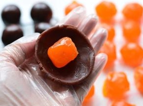 下面我们来做月饼馅，

咸蛋黄提前一天放食用油里面浸泡，泡好后取豆沙平均分成20份，每份20克，

20个蛋黄，最好用小号