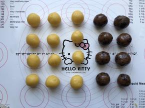 将豆沙馅压成圆饼状，中间放上咸鸭蛋黄，用豆沙馅把蛋黄包起来
依次把所有的馅料搓成圆形备用