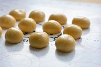 松弛好的面团平均分成20个，滚圆备用