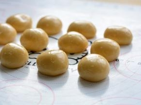 松弛好的面团平均分成20个，滚圆备用