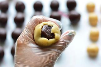 用虎口慢慢的从下往上推饼皮，让饼皮贴着馅料慢慢的往上