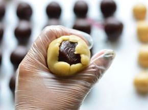 用虎口慢慢的从下往上推饼皮，让饼皮贴着馅料慢慢的往上