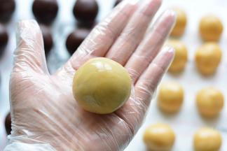 最后收口滚圆，依次把所有的月饼做成圆球状备用