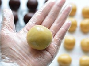 最后收口滚圆，依次把所有的月饼做成圆球状备用