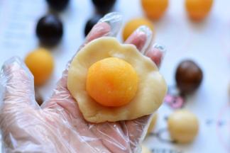 椰蓉馅、玫瑰馅也按同样的方法做成圆球备用