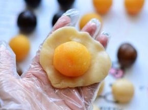 椰蓉馅、玫瑰馅也按同样的方法做成圆球备用