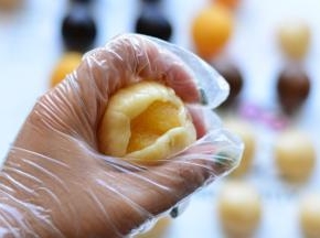 椰蓉馅、玫瑰馅也按同样的方法做成圆球备用